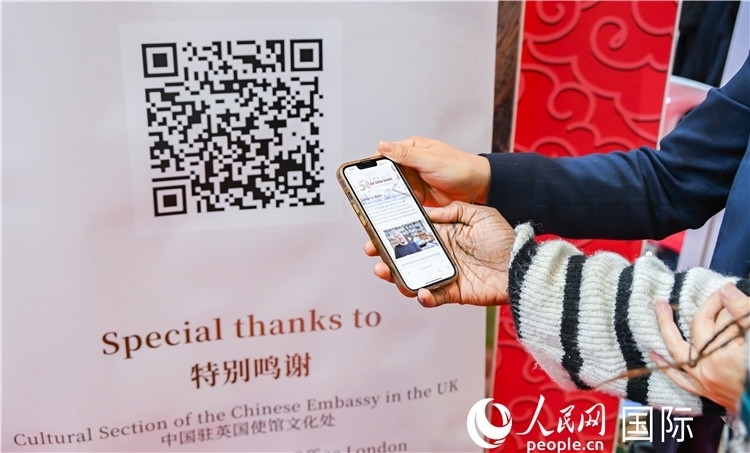 觀眾掃碼《我們的中國故事》系列視頻。人民網(wǎng) 郭錦標(biāo)攝