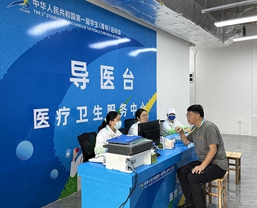 村內(nèi)住客在醫(yī)療衛(wèi)生服務(wù)中心導(dǎo)醫(yī)臺(tái)問診。人民網(wǎng)記者 歐興榮攝