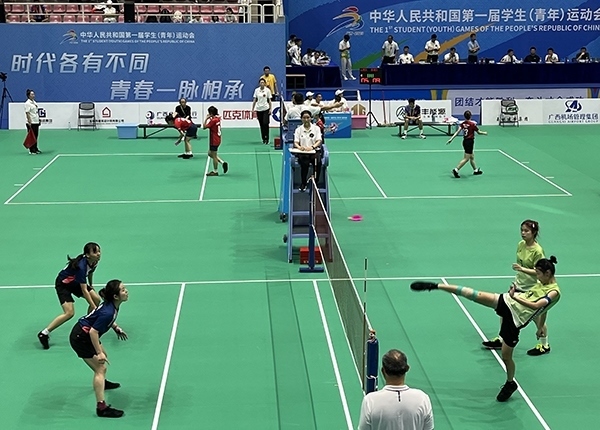 11月11日，第一屆全國學(xué)生（青年）運動會毽球（校園組）比賽現(xiàn)場。人民網(wǎng)記者 歐興榮攝