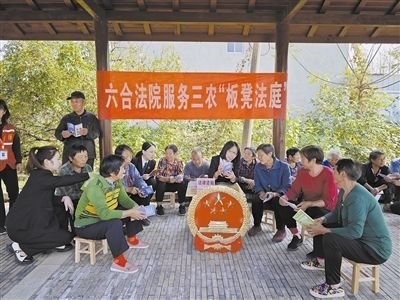  圖③：干警向附近農(nóng)戶解讀相關(guān)法律法規(guī)。