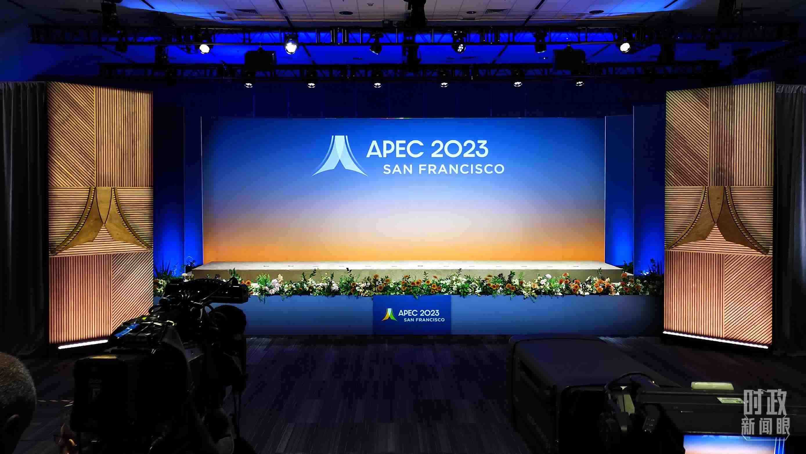 △16日，APEC領(lǐng)導(dǎo)人同東道主嘉賓在對話會前集體合影，圖為記者們在等待合影開始。（總臺央視記者石偉明拍攝）