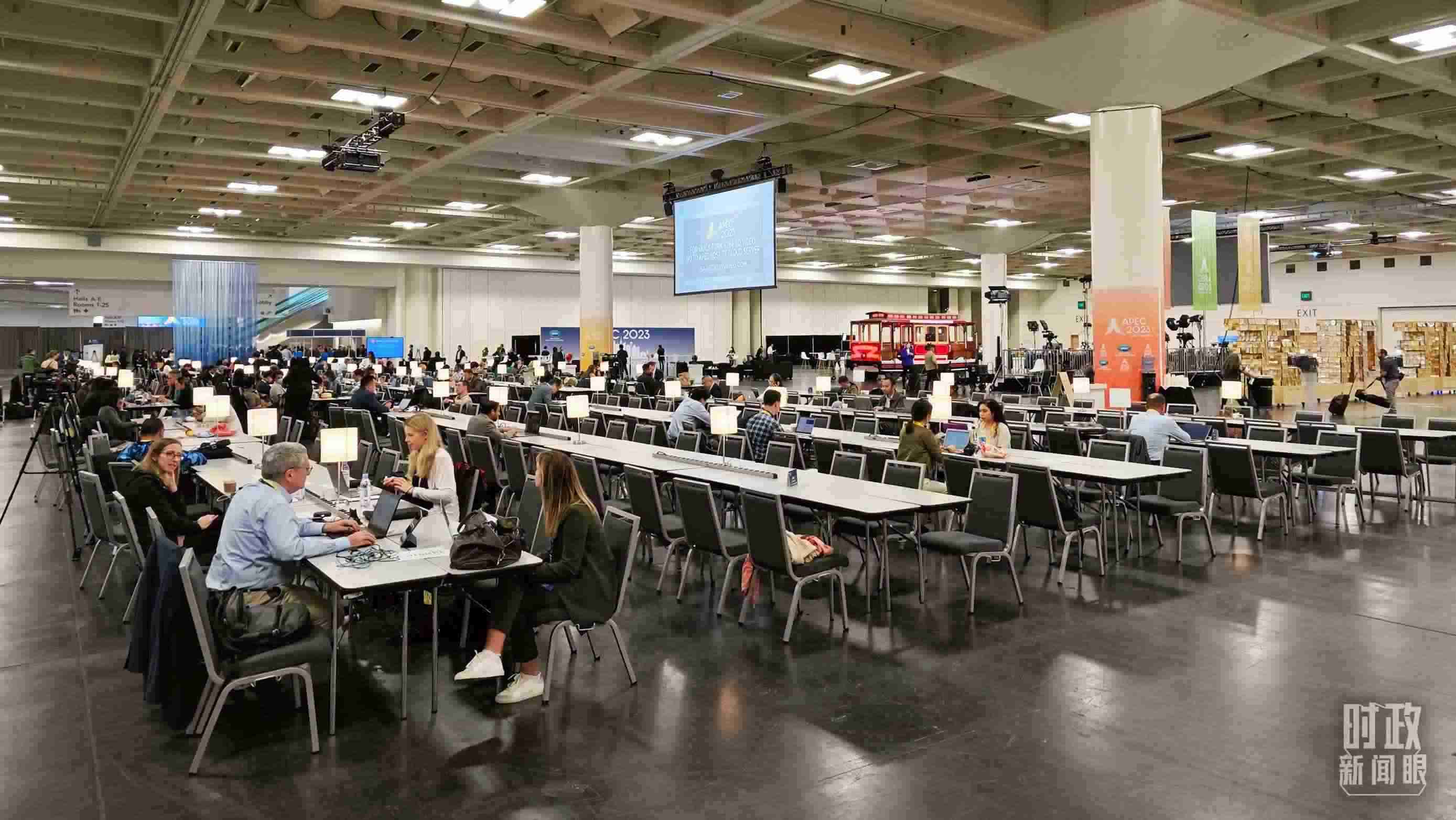 △APEC會議國際媒體中心，各國記者正在工作。（總臺央視記者王哈男拍攝）