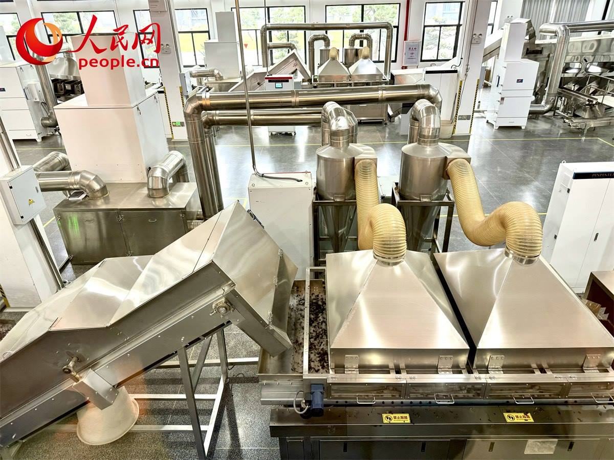 品品香白茶精制自動化生產(chǎn)廠房。人民網(wǎng)記者 劉微攝