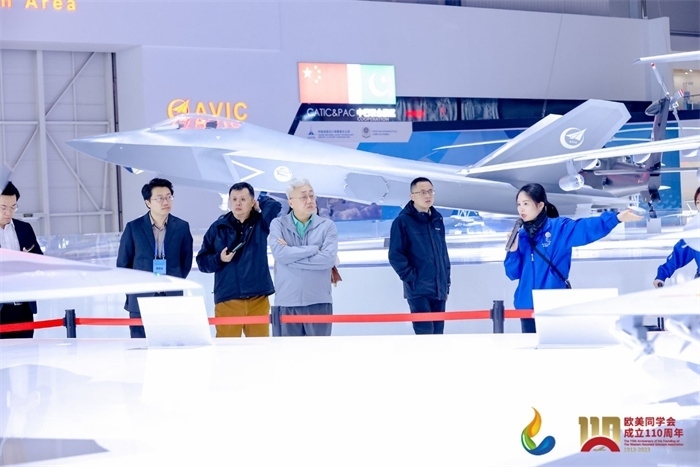 參會嘉賓和留學歸國人員參觀珠海太空中心。主辦方供圖