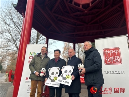 中國文化中心組織的主題活動(dòng)現(xiàn)場。從左至右依次為柏林動(dòng)物園園長克尼里姆、中國駐德國大使吳懇、柏林市長韋格納、柏林動(dòng)物園監(jiān)事會(huì)主席布魯克曼。人民網(wǎng)記者 徐馨攝