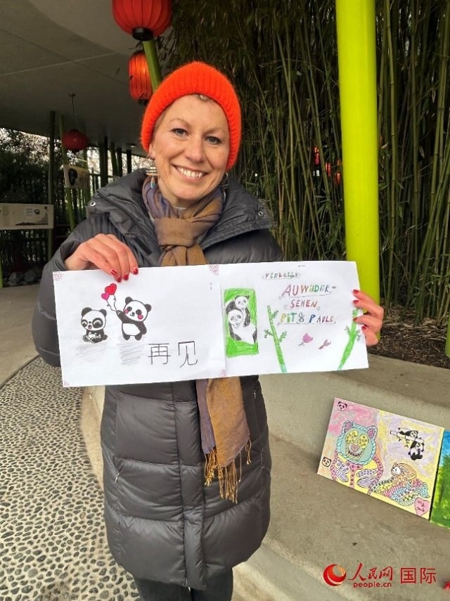 桑德拉和德國小朋友們的作品。右圖寫著“祝福好運(yùn)，再見 Pit和Paule（“夢想”“夢圓”的德語名字）”。人民網(wǎng)記者 徐馨攝