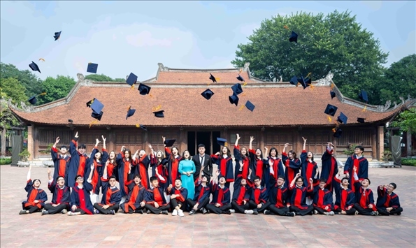 12月9日，越南首都河內(nèi)一所高中的學(xué)生在文廟內(nèi)合影留念。