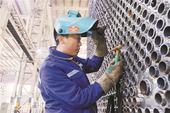 邵旭鵬在車間進(jìn)行電焊作業(yè)。受訪者供圖