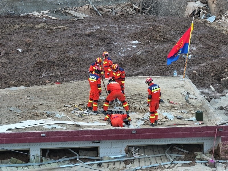 救援人員在現(xiàn)場。賀勇攝。