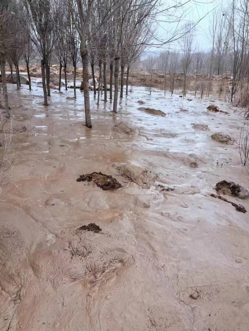 次生災(zāi)害襲擊過的村落。喬棟攝。