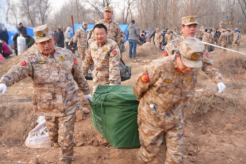 救援人員正在現(xiàn)場緊急搬運(yùn)物資。賀勇攝。