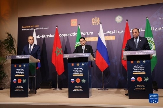 12月20日，在摩洛哥南部城市馬拉喀什舉行的第六屆阿拉伯-俄羅斯合作論壇主議程結(jié)束后，俄羅斯外交部長(zhǎng)拉夫羅夫、摩洛哥外交大臣布里達(dá)、阿拉伯國(guó)家聯(lián)盟（阿盟）副秘書長(zhǎng)胡薩姆·扎基（從左至右）出席記者會(huì)。新華社記者霍晶攝