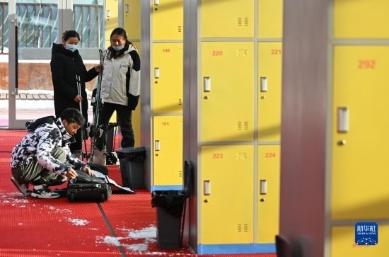 12月21日，游客在滑雪服務(wù)大廳整理滑雪裝備。