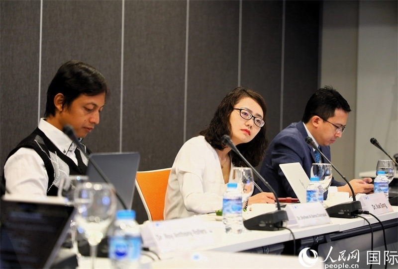 學(xué)者們專注聆聽(tīng)會(huì)議內(nèi)容。人民網(wǎng)記者 白元琪攝