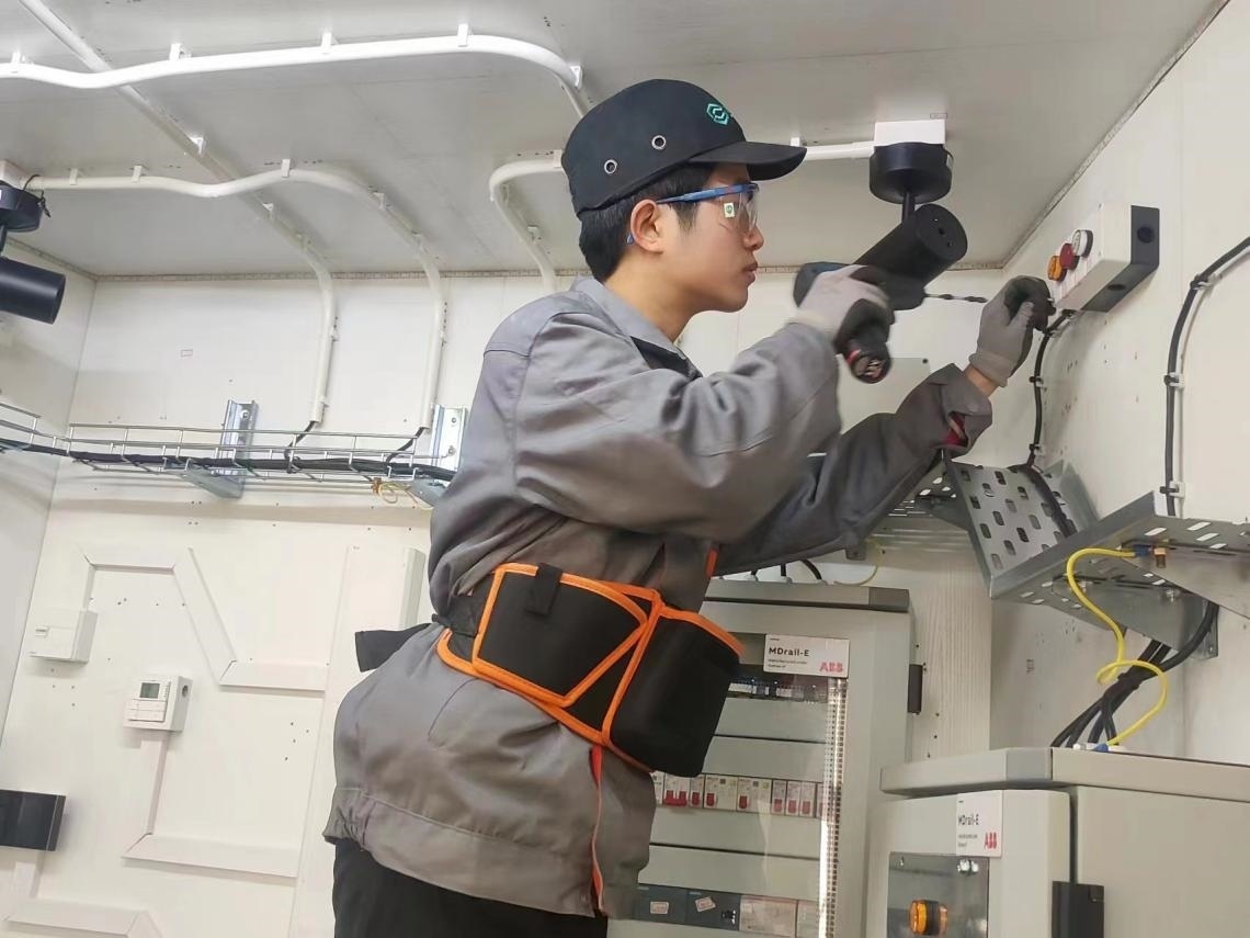 張強在安裝指示燈盒實訓(xùn)中。高磊磊 攝