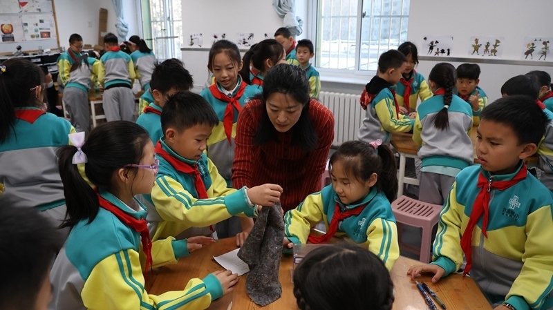 科學(xué)老師教同學(xué)制作消聲裝置。校方供圖