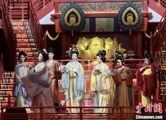 2023年12月31日晚間，在長安十二時(shí)辰主題街區(qū)進(jìn)行的漢服表演。 中新社記者 張一辰 攝