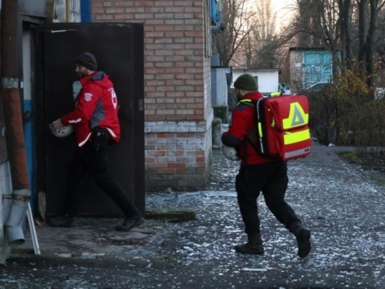  2023年11月25日，烏克蘭紅十字會(huì)救援人員在基輔市一棟遭空襲的居民樓實(shí)施清理和救助工作。新華社發(fā)（羅曼·佩圖什科夫攝）