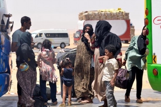  2023年4月27日，在埃及南部與蘇丹交界的阿爾根邊境口岸，人們離開(kāi)蘇丹進(jìn)入埃及境內(nèi)。新華社發(fā)（拉德萬(wàn)攝）