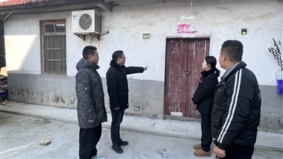  圖②：法官勘察訟爭(zhēng)房產(chǎn)。