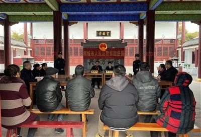  圖③：庭審在謝氏祠堂內(nèi)進(jìn)行。