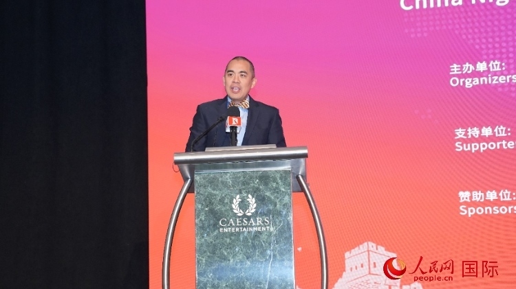 內(nèi)華達(dá)州副州長辦公室幕僚長魯?shù)稀づ撩鲌D安在論壇致辭。人民網(wǎng)記者 鄧圩攝