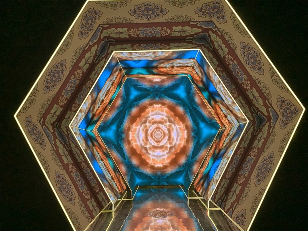 中國(guó)國(guó)家博物館“華彩萬(wàn)象——石窟藝術(shù)沉浸體驗(yàn)”現(xiàn)場(chǎng)。人民網(wǎng)記者 韋衍行攝