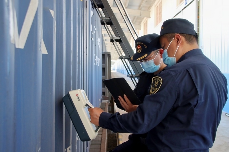 海關關員使用手持式輻射探測儀對中老鐵路入境貨物進行檢測。張釋巍攝