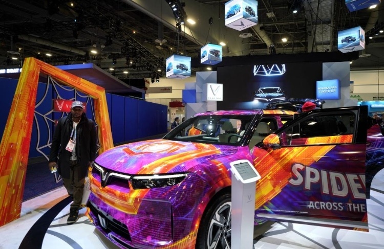 1月11日，人們在美國拉斯維加斯消費(fèi)電子展越南電動汽車制造商VinFast展臺參觀。新華社記者吳曉凌攝