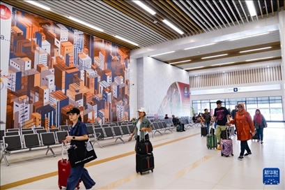 1月24日，在印度尼西亞雅加達(dá)哈利姆站，乘客在候車(chē)大廳內(nèi)行走。新華社記者 徐欽 攝