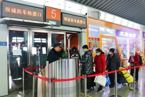 哈西公路客運站內(nèi)旅客檢票排隊上車。黑龍江省交通運輸廳供圖