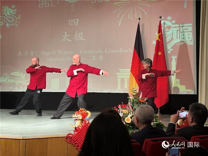 太極，表演者：Ingolf Peters、Gerlinde Gundlach、Markus Stüber
