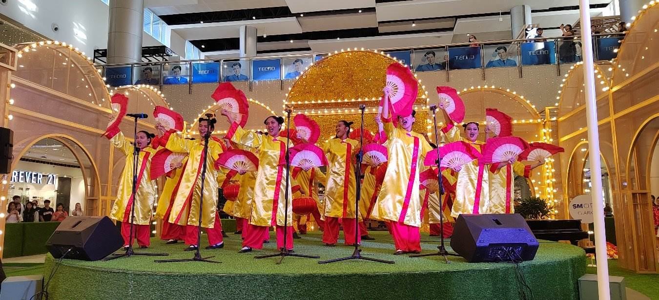 開(kāi)幕式上活力四射的文藝節(jié)目引得觀眾陣陣喝彩。紅溪禮示大學(xué)孔子學(xué)院 供圖