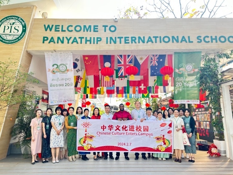 駐老撾使館政治處主任杜長青與白云碧國際學(xué)校校方、參會志愿者教師合影。活動主辦方供圖