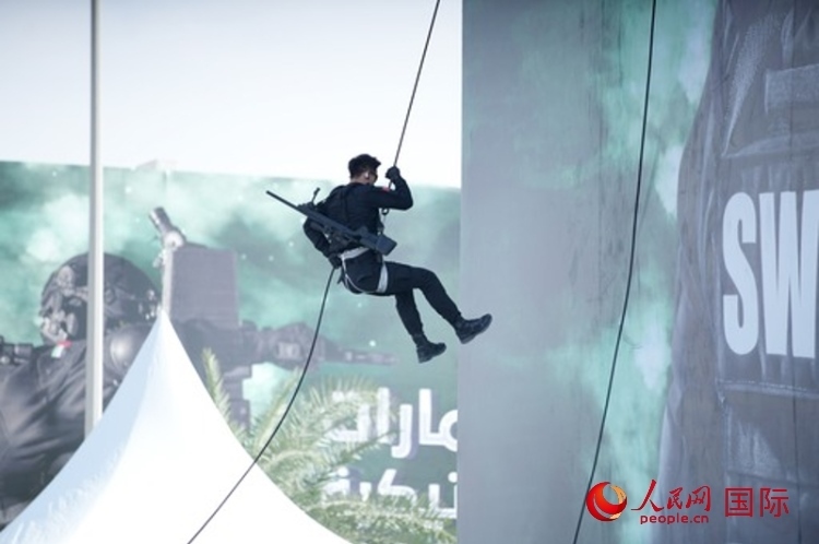 中國特警索降。人民網(wǎng) 塔里克·易卜拉欣攝