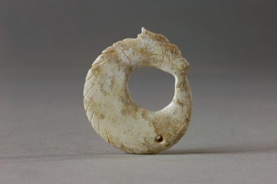 安徽含山凌家灘遺址出土的凌家灘玉龍(中共含山縣委宣傳部供圖)