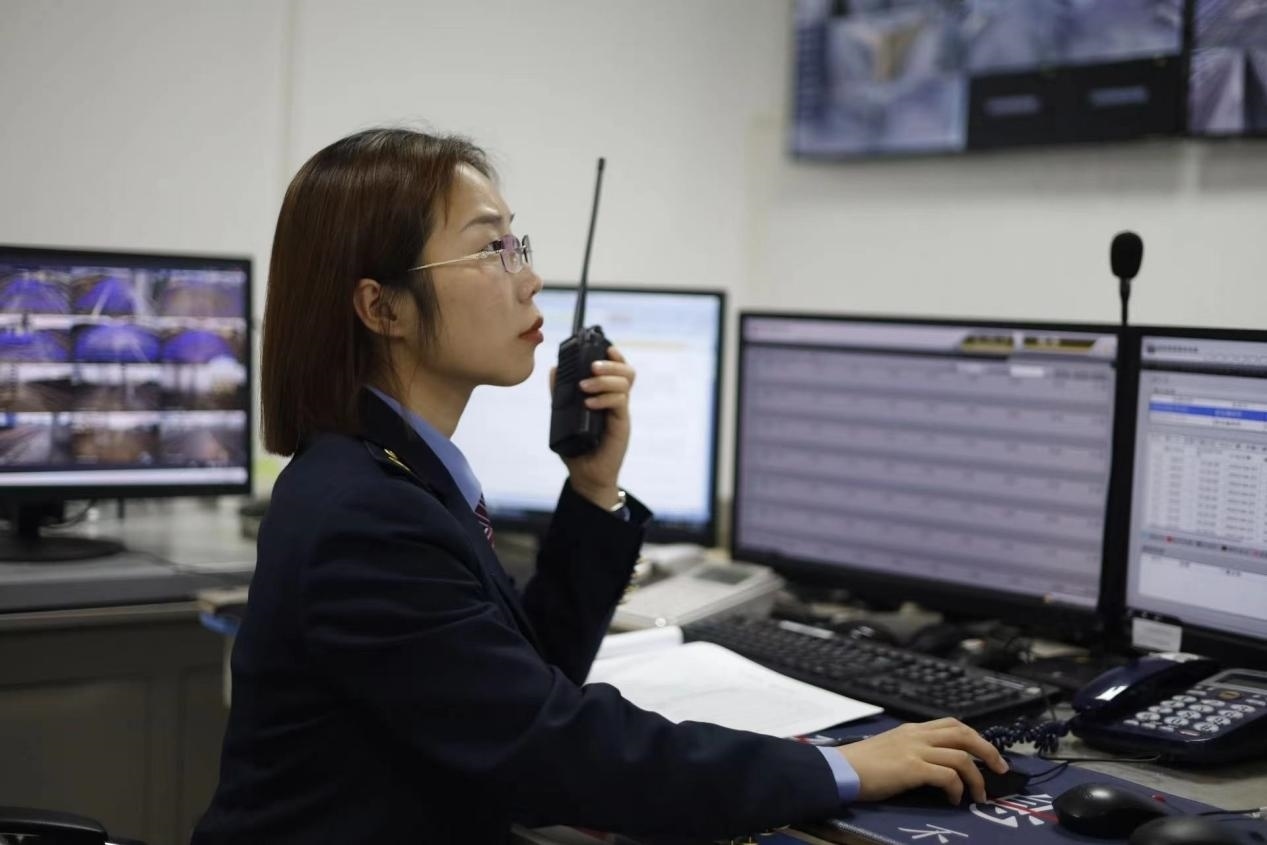 張華正在使用對講機溝通客運工作情況。蔡紫妍攝