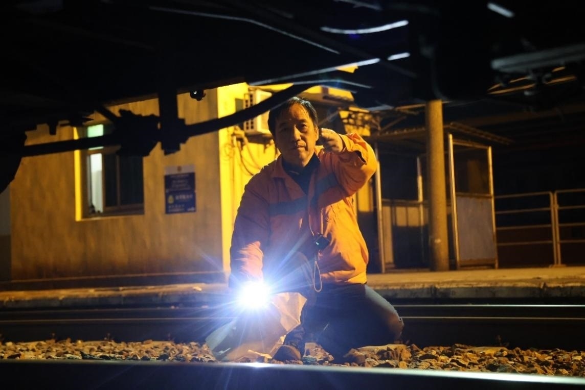 凌晨2點，李金饒正在檢查關門車。陸佳駿攝