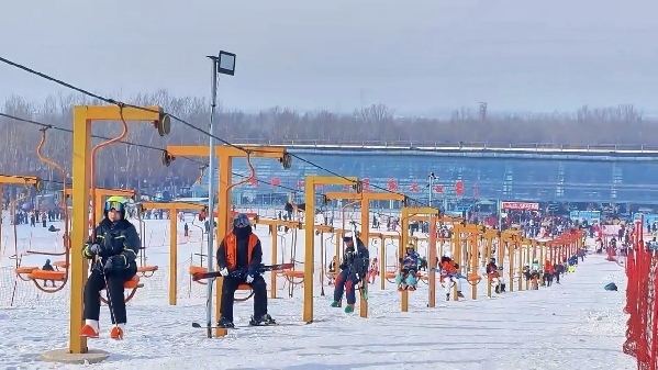 新春走基層｜滑雪場(chǎng)上過(guò)春節(jié)！冰城“冷資源”變成“熱經(jīng)濟(jì)”