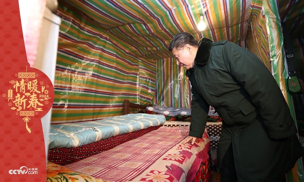 2018年2月11日，習(xí)近平總書記在四川三河村貧困戶吉好也求家中看望。