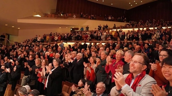 中德觀眾觀看中央民族樂(lè)團(tuán)“”天地永樂(lè)·中國(guó)節(jié)“”音樂(lè)會(huì)。中國(guó)駐德國(guó)大使館供圖