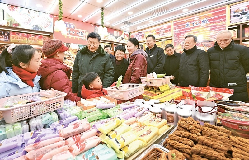 2024年2月1日至2日，中共中央總書記、國(guó)家主席、中央軍委主席習(xí)近平來(lái)到天津，看望慰問(wèn)基層干部群眾。這是1日下午，習(xí)近平在天津古文化街考察時(shí)，走進(jìn)店鋪同現(xiàn)場(chǎng)群眾互動(dòng)交流。 新華社記者 謝環(huán)馳/攝