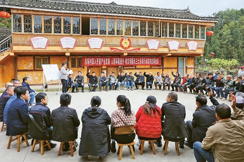 圖為2023年4月6日，貴州省黔東南苗族侗族自治州施秉縣白垛鄉(xiāng)白垛村村民在討論產(chǎn)業(yè)發(fā)展、人居環(huán)境提升、鄉(xiāng)村文明建設(shè)相關(guān)事宜。 人民圖片 磨桂賓/攝
