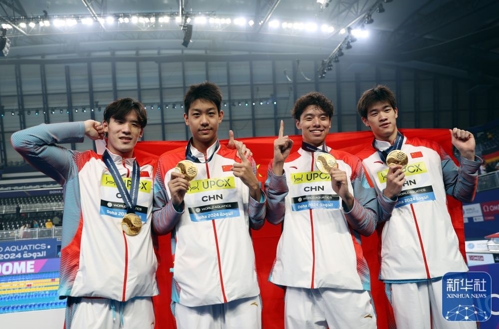 2月11日，2024年多哈游泳世錦賽男子4×100米自由泳接力決賽，中國隊選手王浩宇、張展碩、季新杰和潘展樂（從左到右）在頒獎儀式后合影慶祝。新華社記者 雒圓 攝
