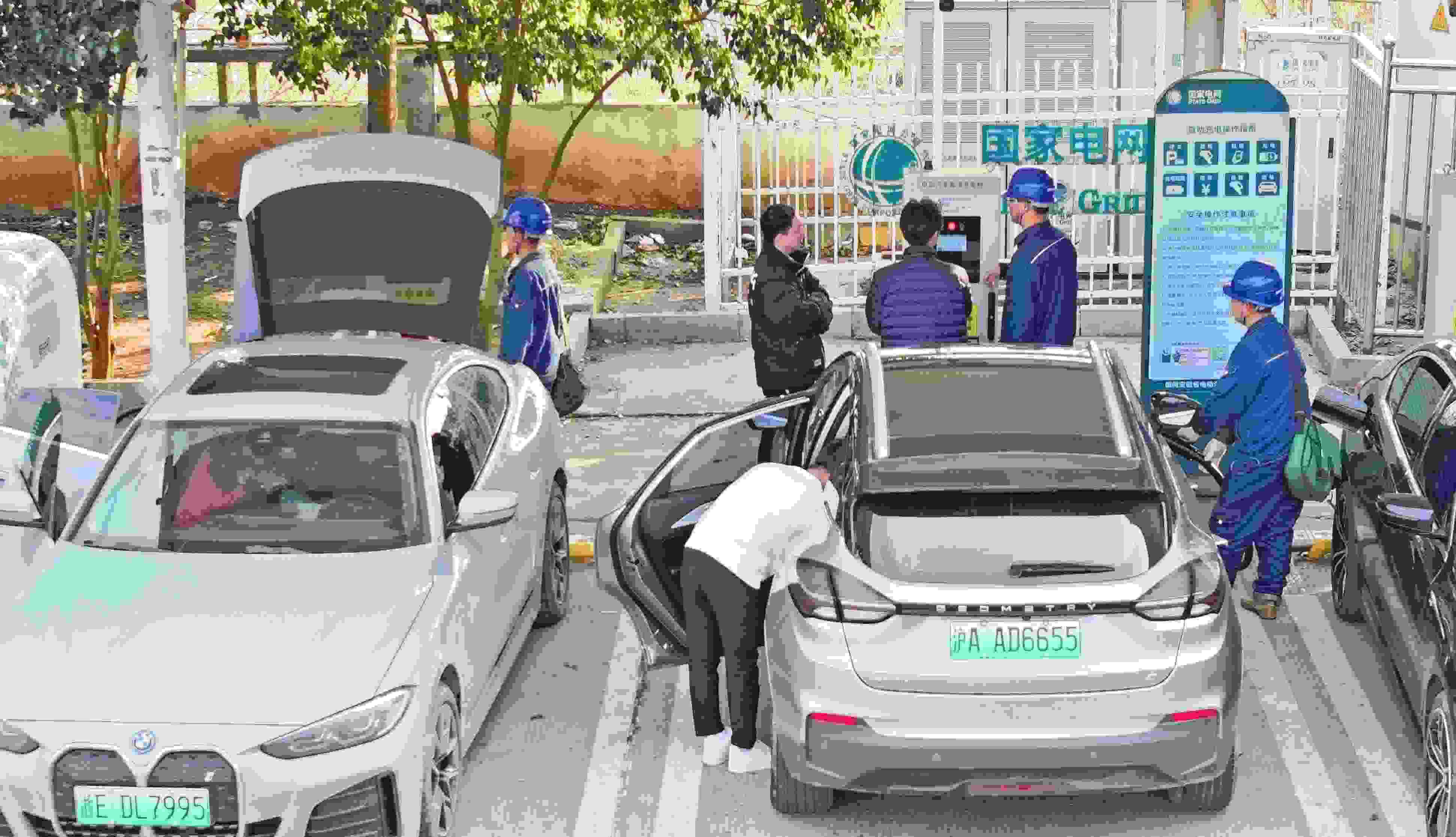 △ 2024年2月17日，安徽滁州來安縣大英鎮(zhèn)境內(nèi)的G36寧洛高速曹莊服務(wù)區(qū)，滁州市供電公司工作人員協(xié)助電動汽車車主高效解決充電中遇到的問題。