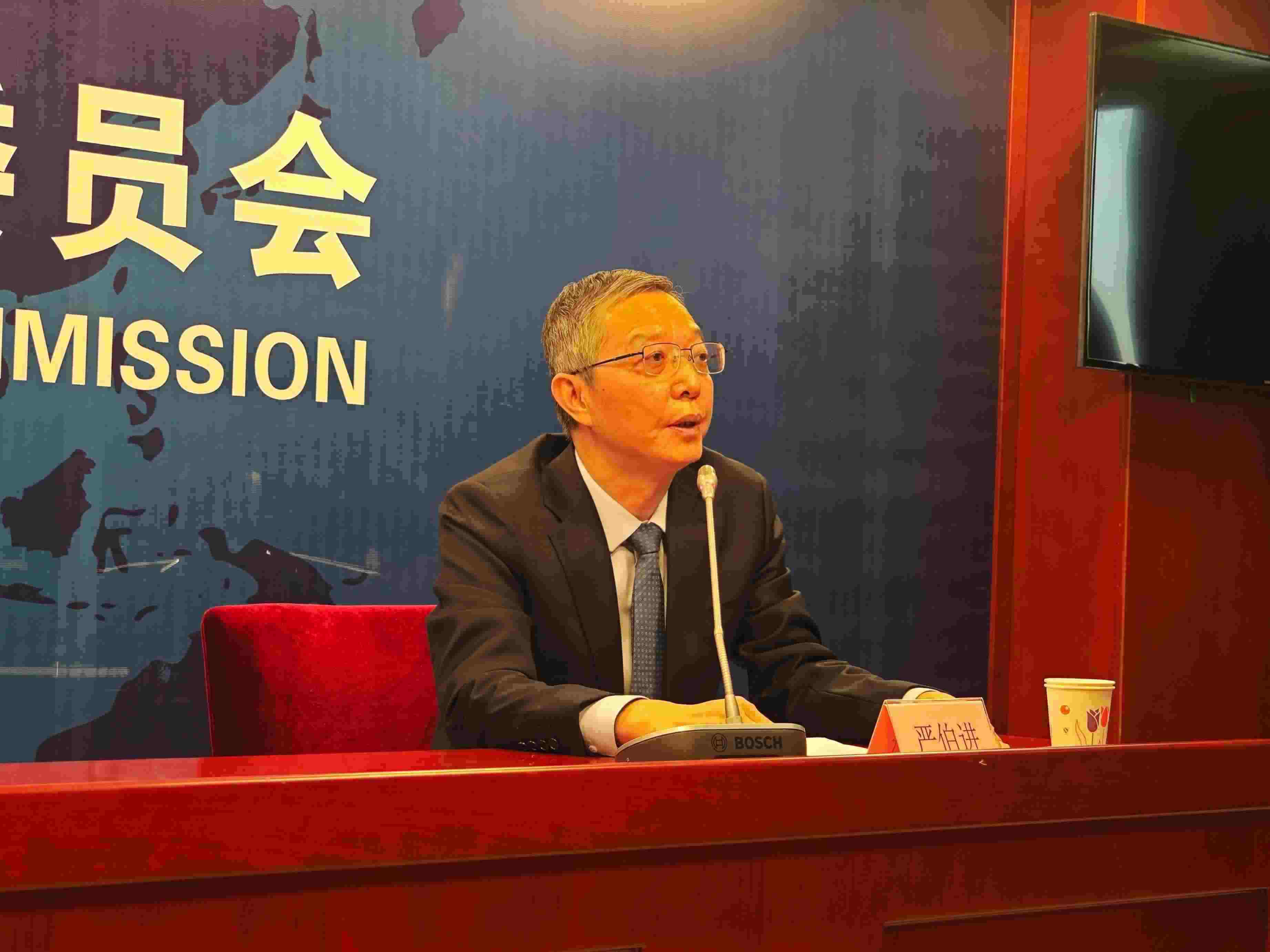 2月23日，嚴伯進在證監(jiān)會例行新聞發(fā)布會現(xiàn)場。 人民網(wǎng) 黃盛 攝