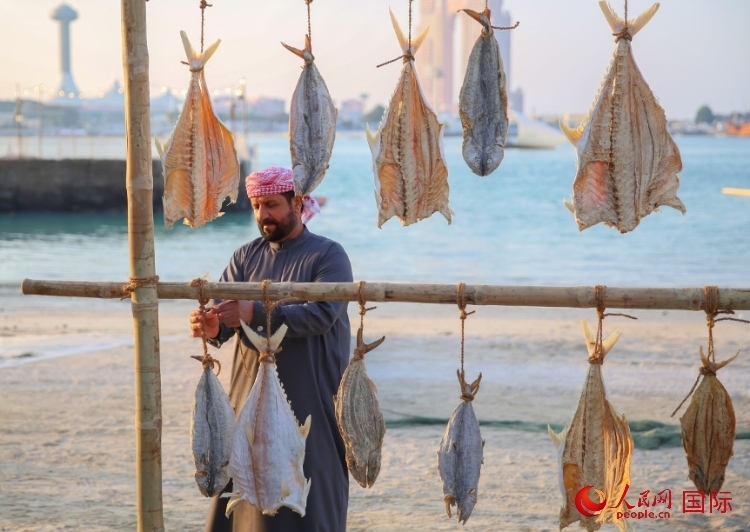  手工藝者展示如何晾曬魚干。人民網(wǎng) 塔里克·易卜拉欣攝