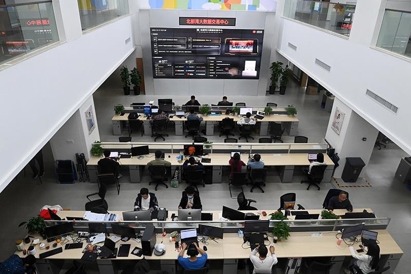 2023年12月12日，中國－東盟信息港股份有限公司員工在工作中。