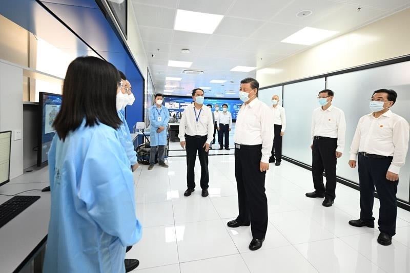 2023年7月6日，習(xí)近平總書記在江蘇南京市考察紫金山實驗室時，同科研人員親切交流。