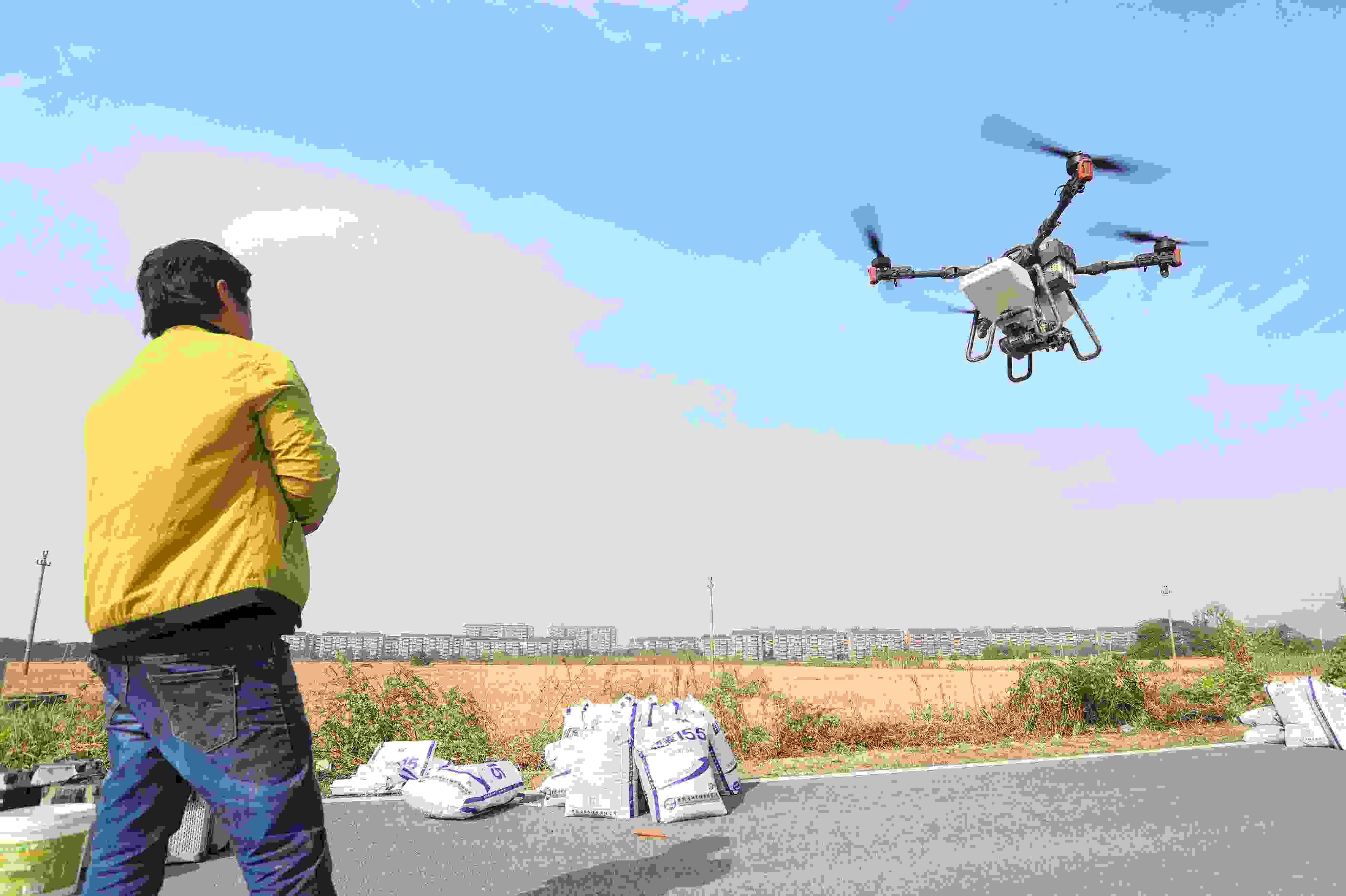 2023年11月15日，浙江嘉興，南湖區(qū)七星街道一處農(nóng)田里，農(nóng)民操縱無(wú)人機(jī)進(jìn)行冬小麥飛播。